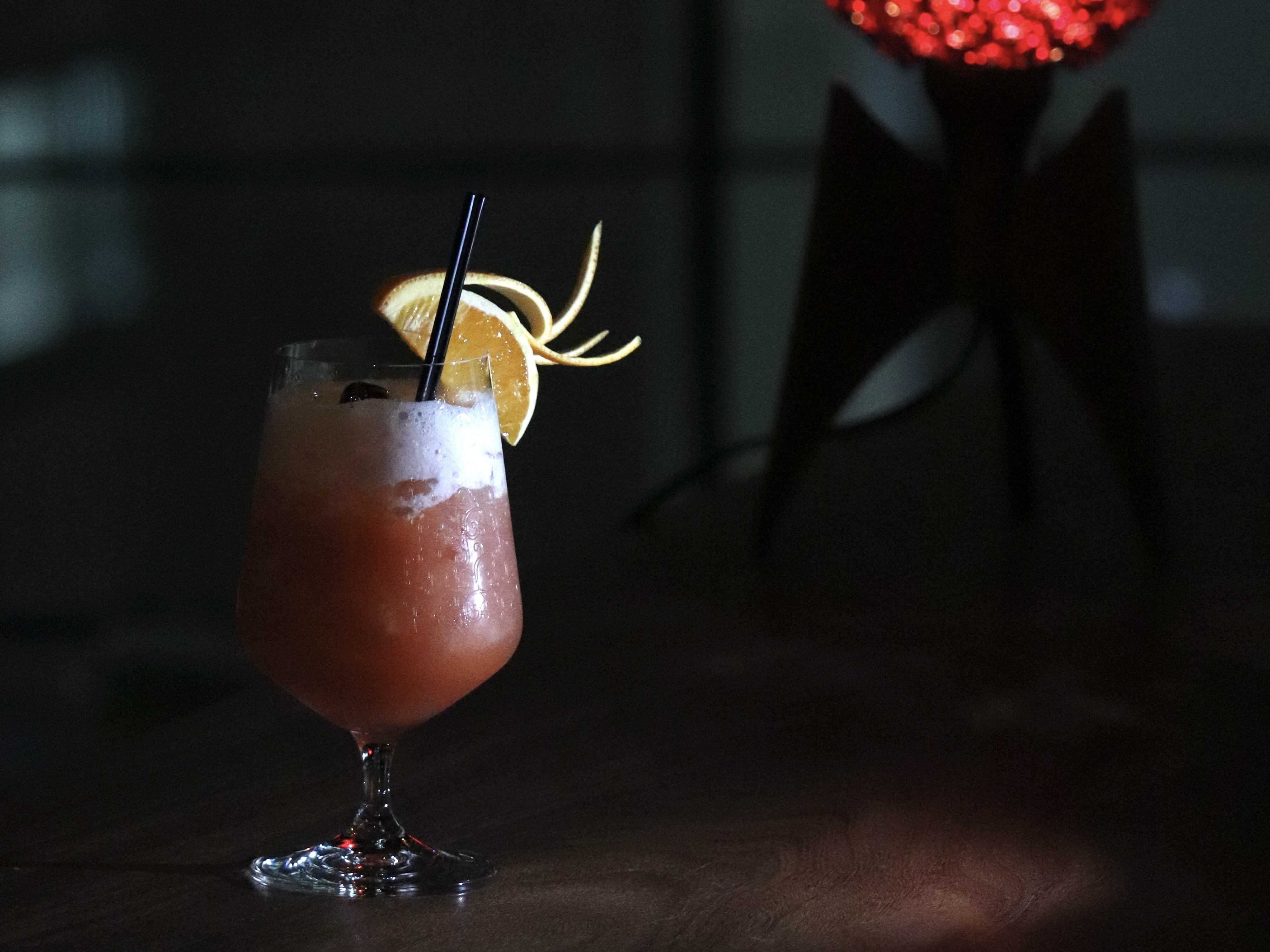 赤いヒールのバベット サイドテーブル