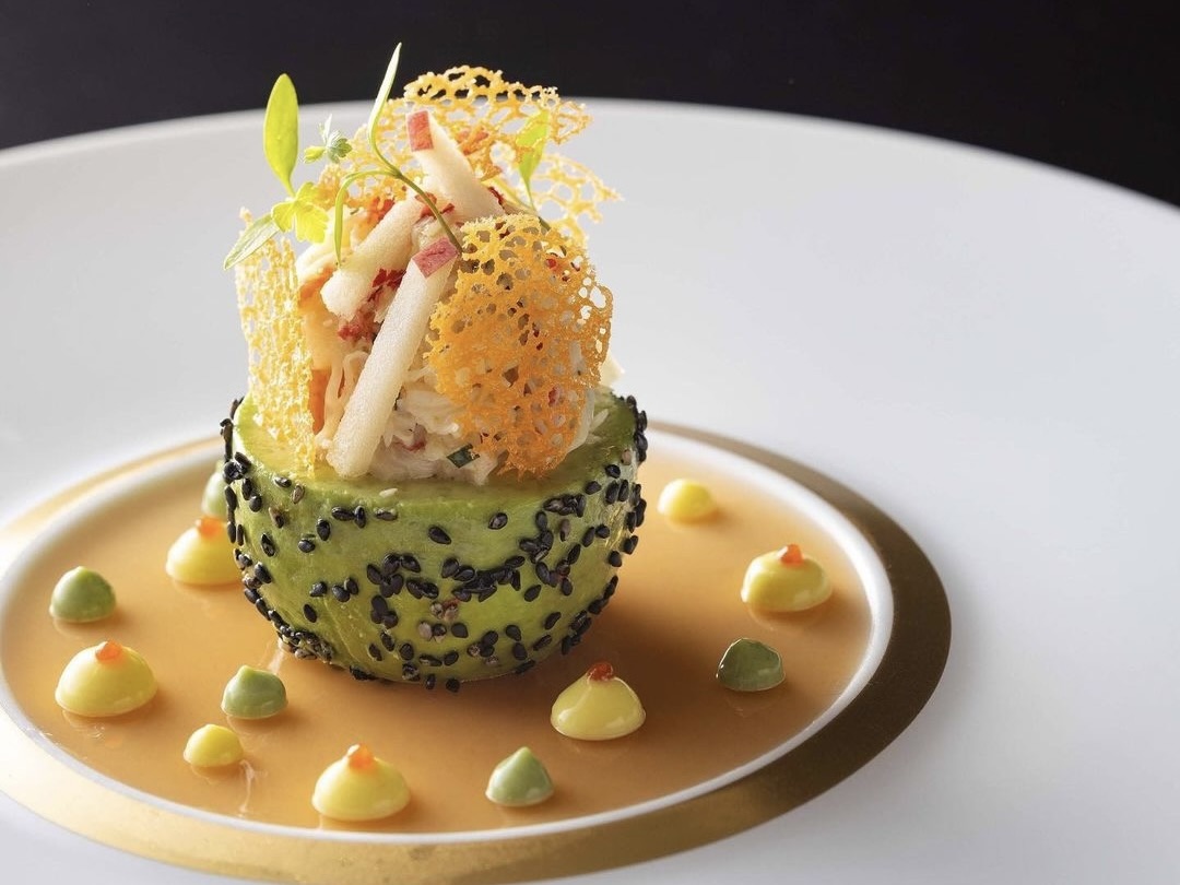 オープンキッチンを囲むカウンター席で楽しむ ジョエル・ロブションの