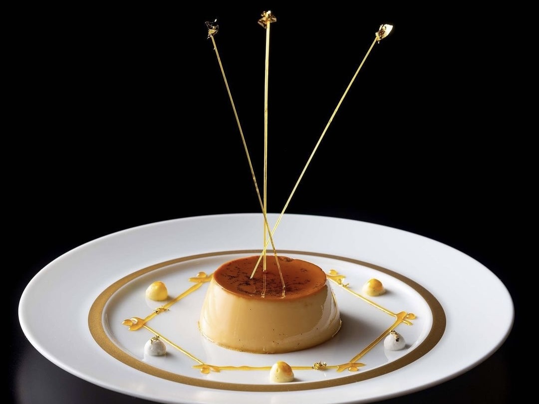 オープンキッチンを囲むカウンター席で楽しむ ジョエル・ロブションの