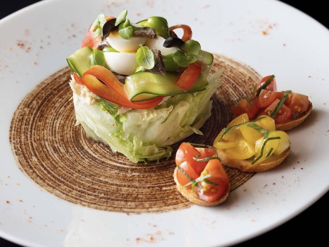 オープンキッチンを囲むカウンター席で楽しむ ジョエル・ロブションの