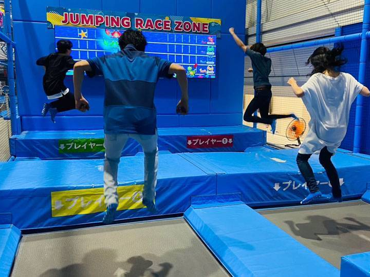 トランポリン 4人でトンデミ！トランポリンもアスレチックも遊びまくりの2時間へ
