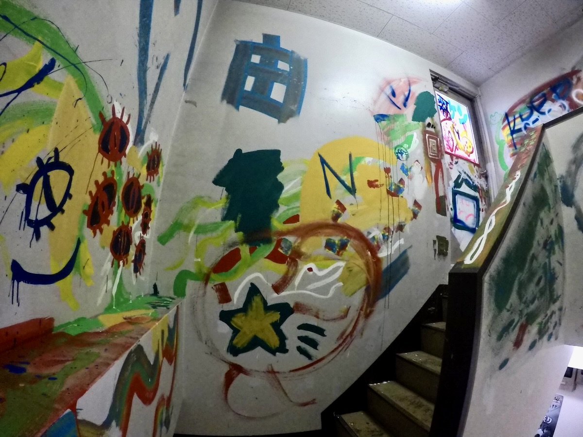 壁に落書きし放題！ストリートアート気分で芸術を爆発させる15分 | anatae