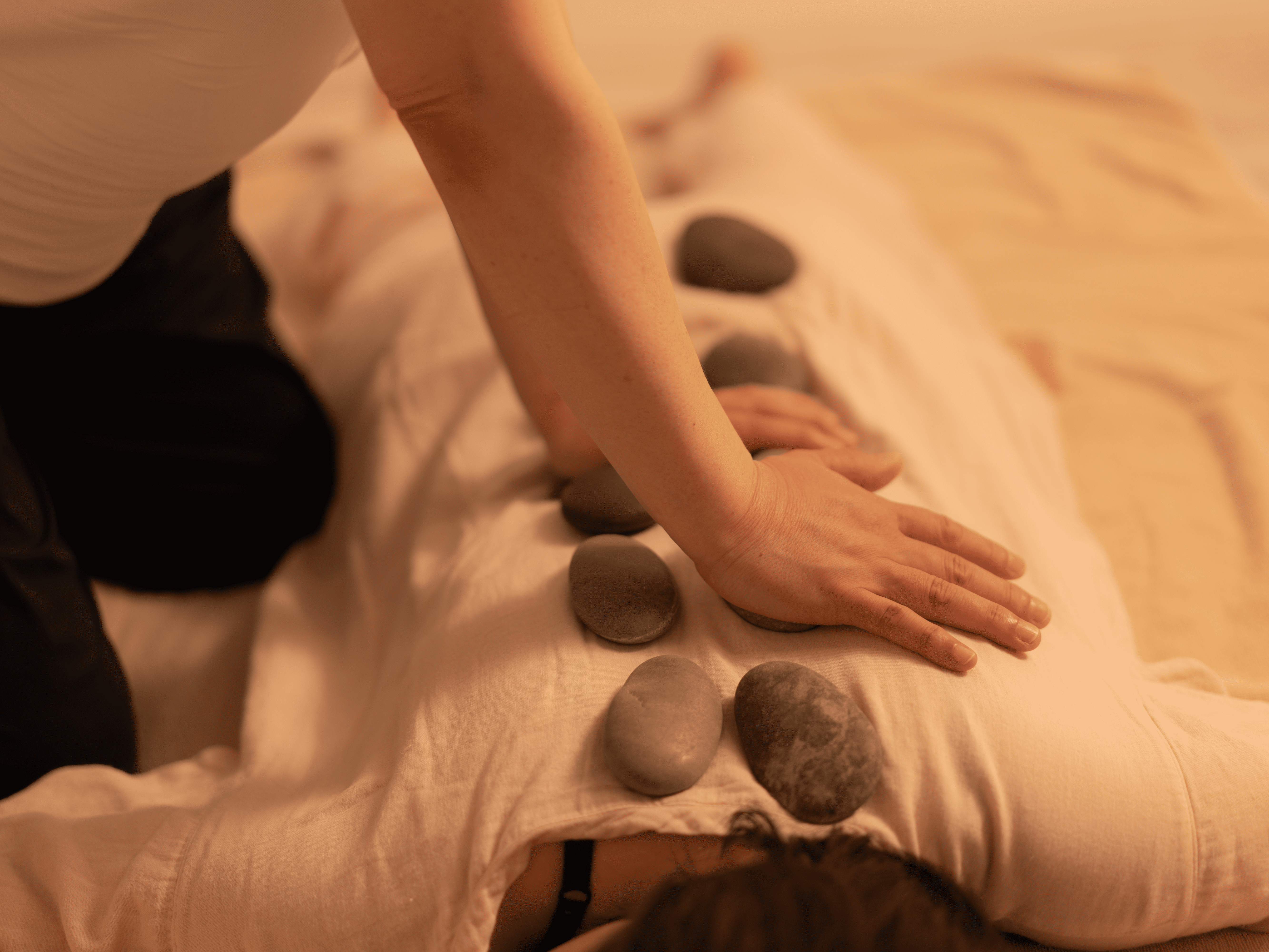 大阪】大地のパワーを全身で感じる、美と健康のホットストーンセラピー