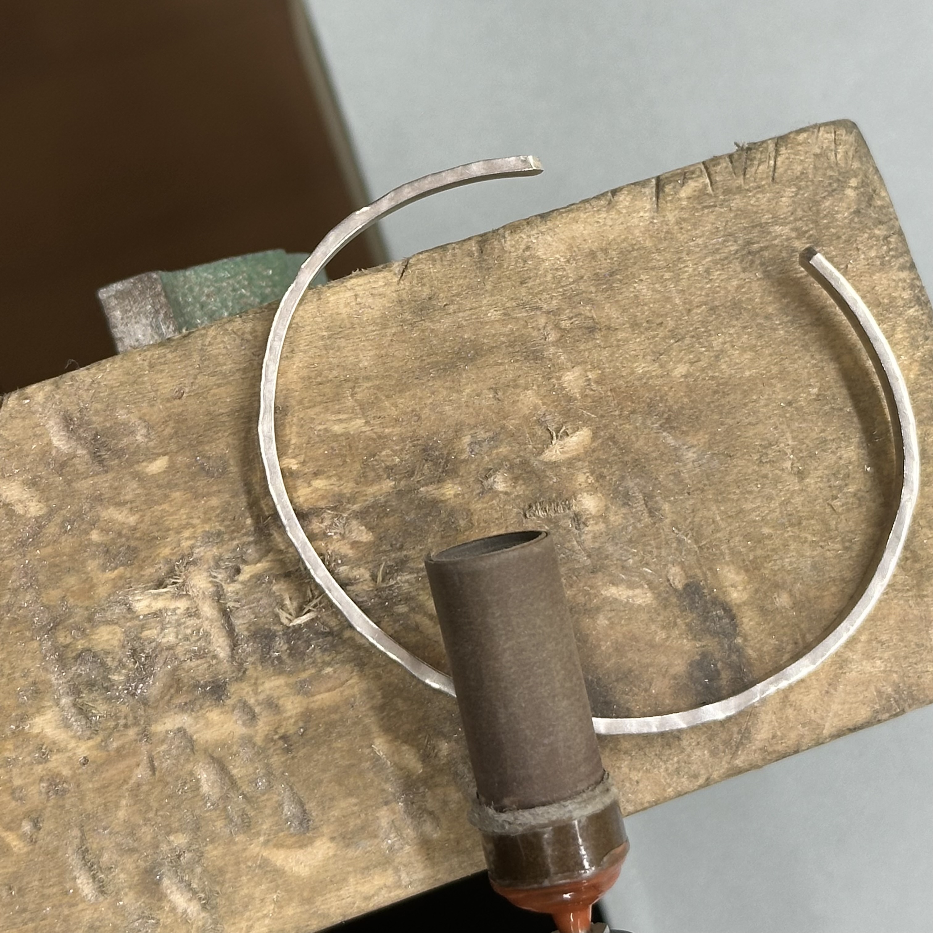 職人気分でシルバーバングル作り。トントンかんかん大人の工作体験を