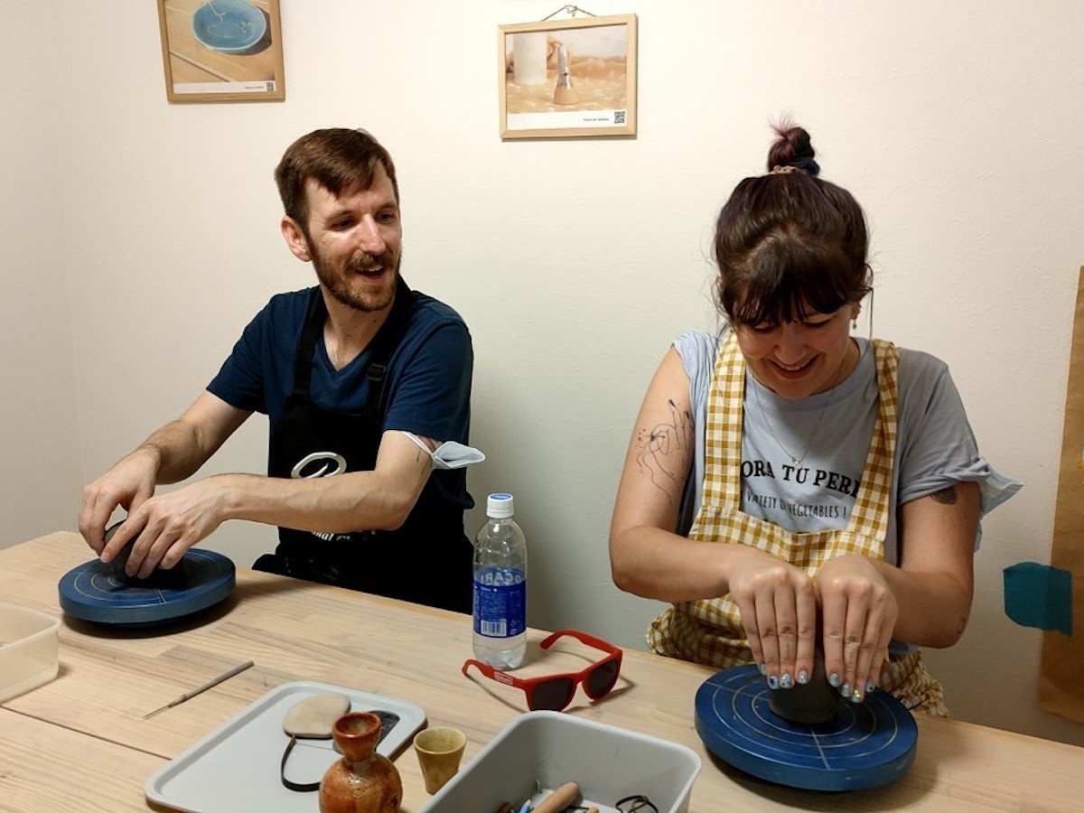 スペインバルセロナ出身の陶芸作家のハンドメイドトレイ 2種類