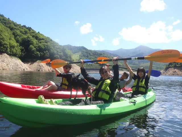 絶景体験】群馬の神秘・ミラーレイクで湖上カヌー体験！空と大地が